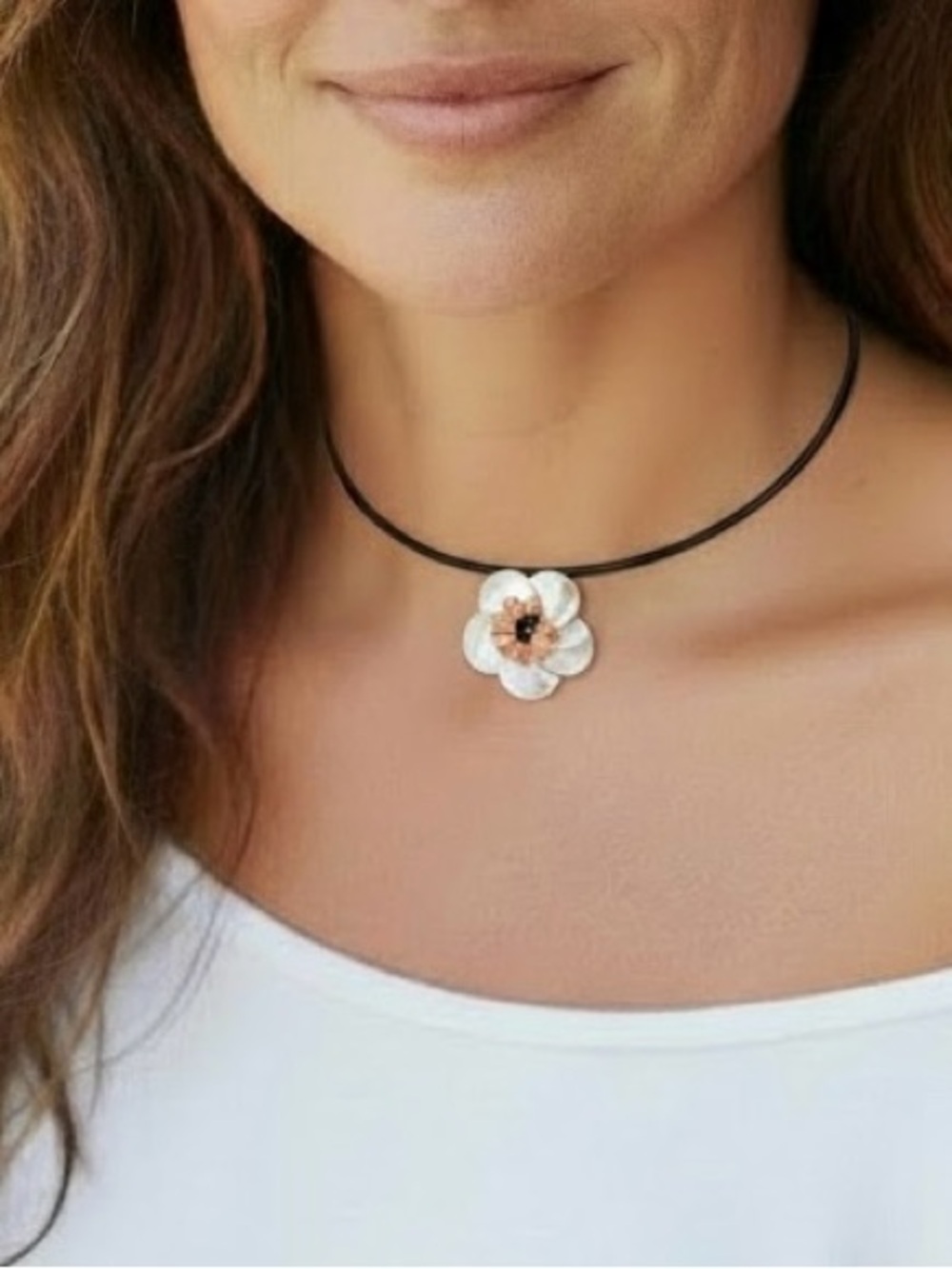 NWOT Mother of Pearl Plumeria Shell Memory Wire Choker Necklace |Hawaii |6" Drop